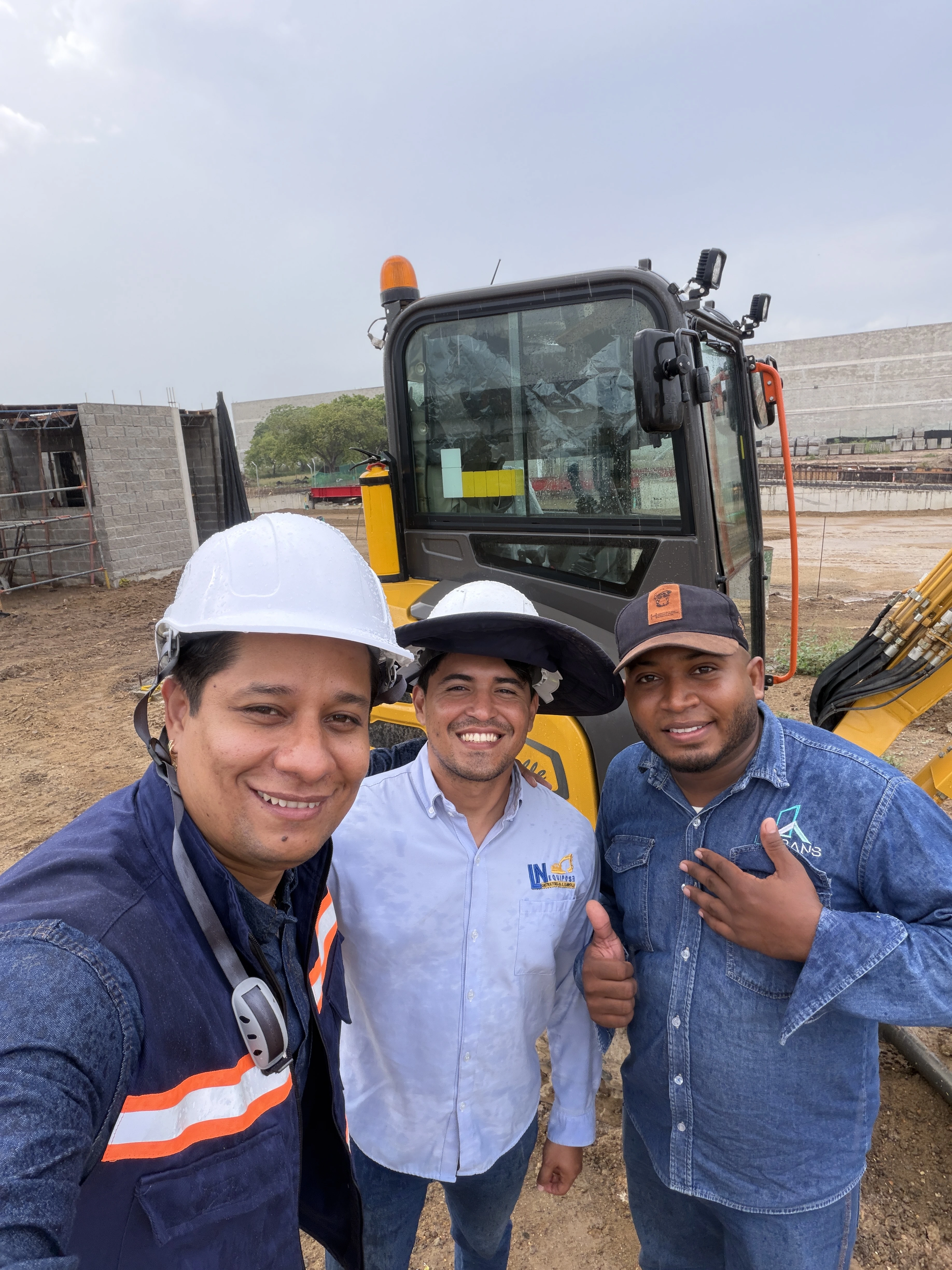 Equipo GMAQ trabajando en obra