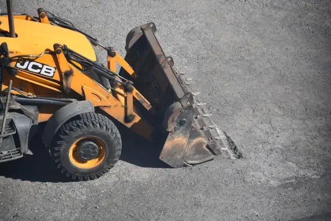 Retroexcavadora JCB trabajando en obra