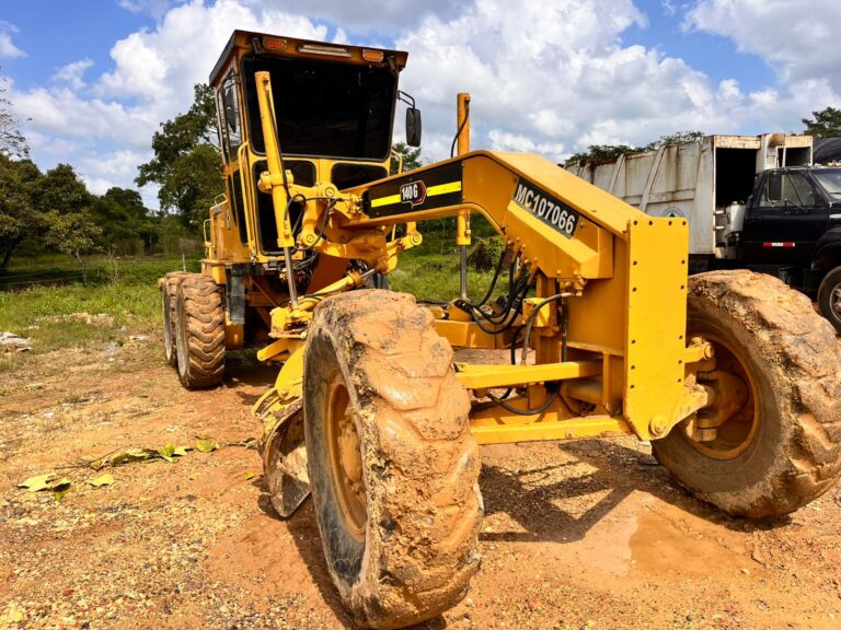 Motoniveladora 12G perfilando terreno